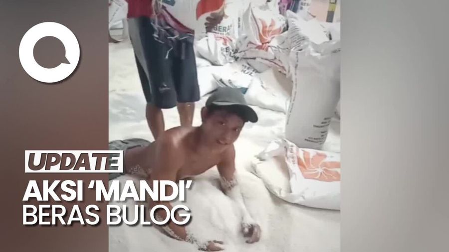 Heboh Aksi Buruh Mandi Beras di Gudang Bulog Surabaya