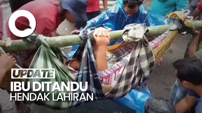 Momen Ibu Mau Lahiran di Mandiling Natal Ditandu Gegara Jalan Tertutup Longsor