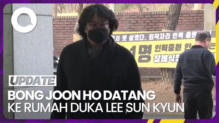 Sutradara Parasite Bong Joon Ho Kunjungi Rumah Duka Lee Sun Kyun