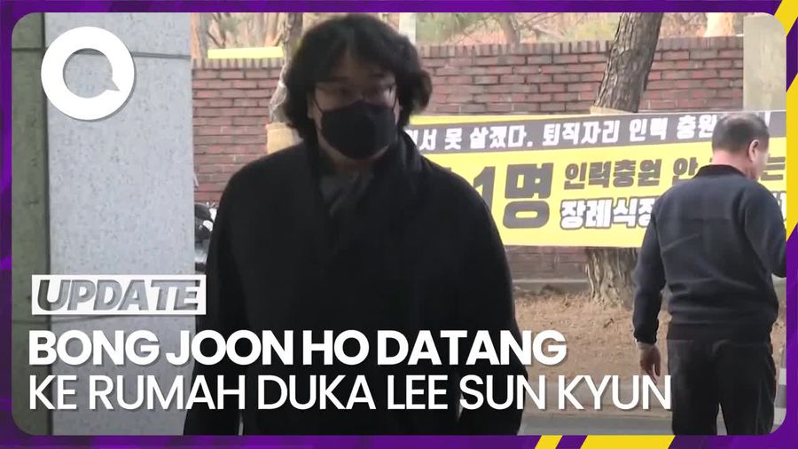 Sutradara Parasite Bong Joon Ho Kunjungi Rumah Duka Lee Sun Kyun