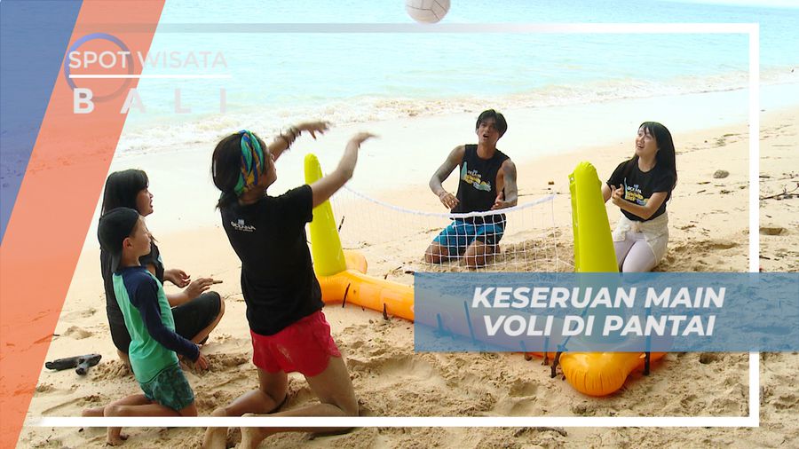 Seru-seruan Bermain Mini Voli di Tepi Pantai Padang-padang, Bali