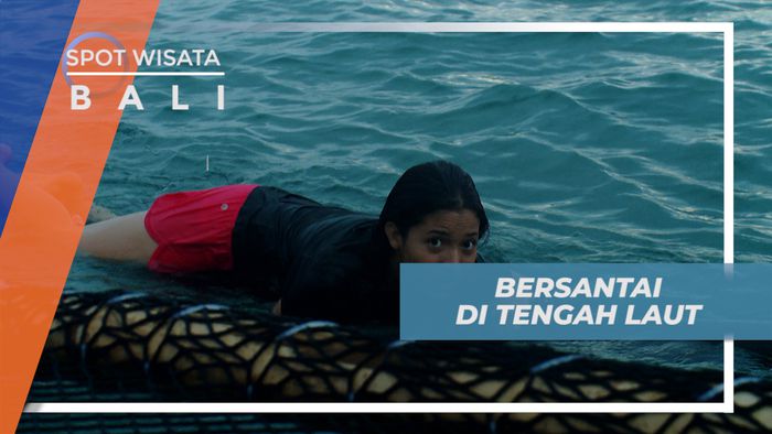 Menikmati Sore, Bersantai di Tengah Laut Menanti Sinar Sunset, Bali