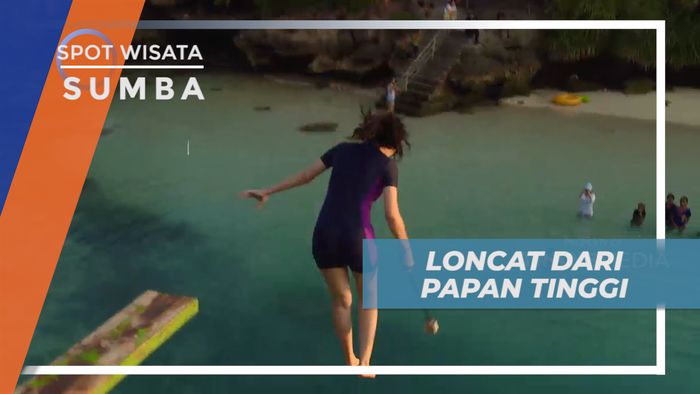 Uji Nyali Melompat ke Danau Weekuri dari Atas Papan yang Tinggi, Sumba