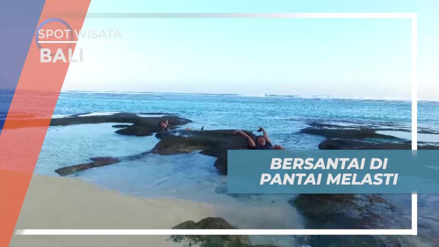 Menikmati Kesegaran Kelapa Muda Ditemani Angin Sepoi-sepoi di Pantai Melasti Bali
