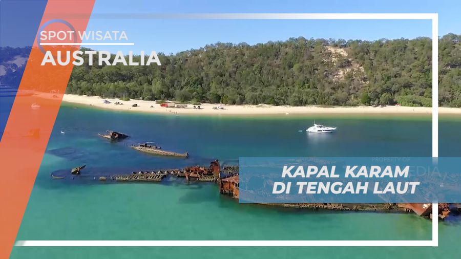 Dayung-dayung Kano Menuju Kapal Karam di Laut Moreton Island, Australia