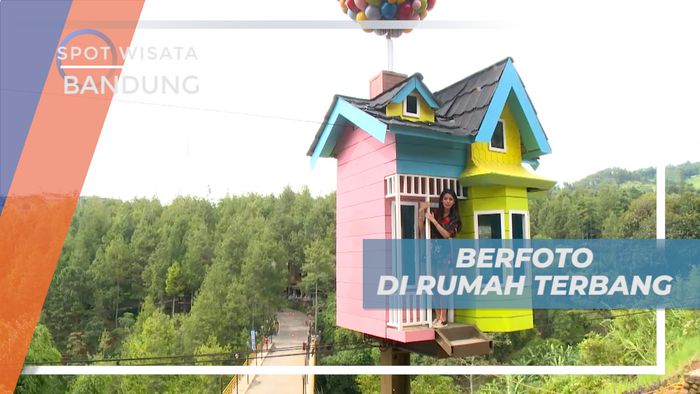 Berfoto Ria Dengan Latar Rumah Terbang di Bandung