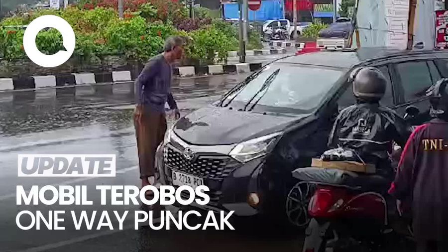 Momen Warga Paksa Putar Balik Mobil Terobos One Way Puncak