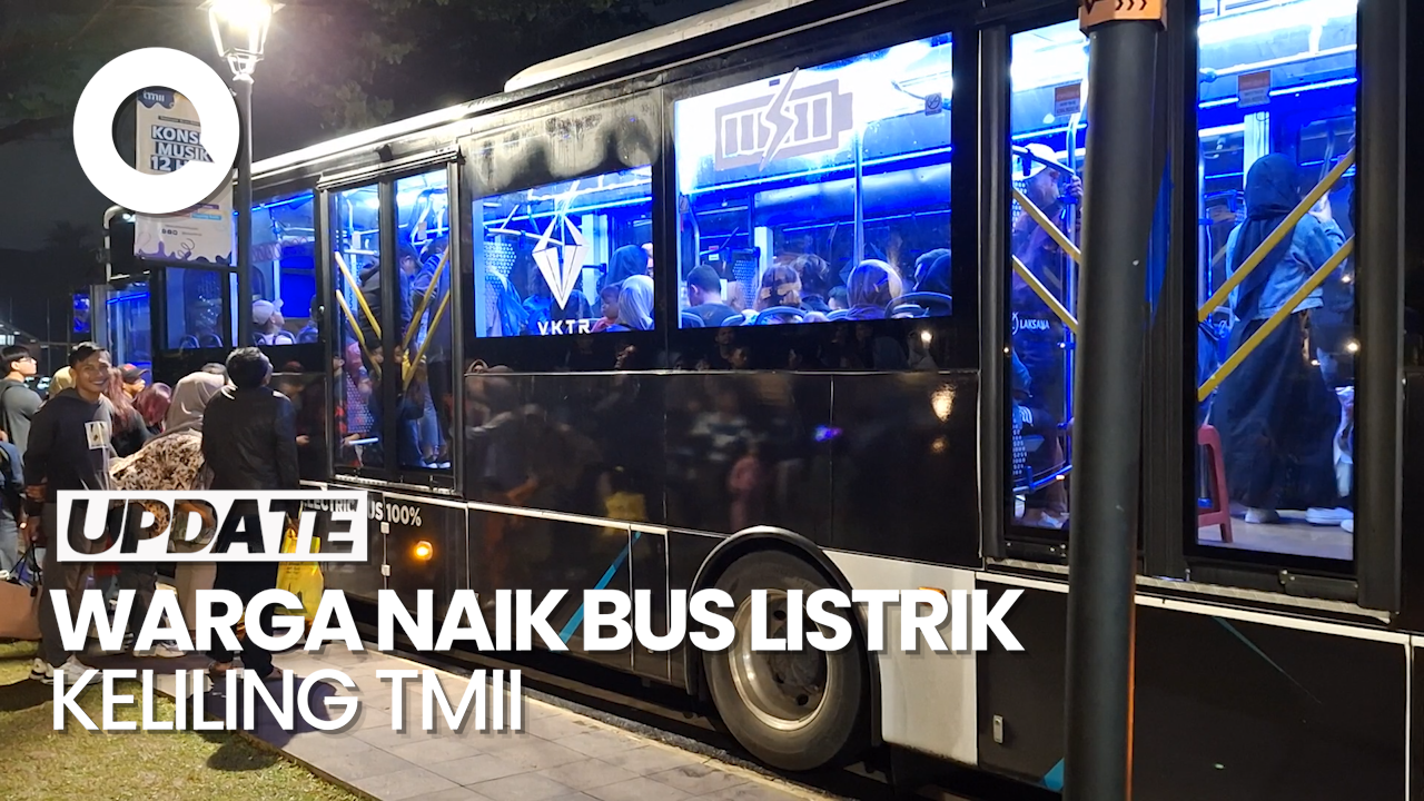 Antusiasme Warga Jajal Bus Listrik Keliling TMII Di Malam Tahun Baru