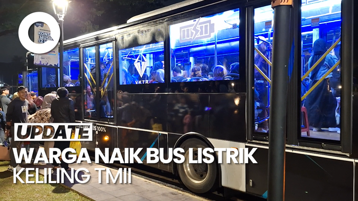 Antusiasme Warga Jajal Bus Listrik Keliling TMII di Malam Tahun Baru