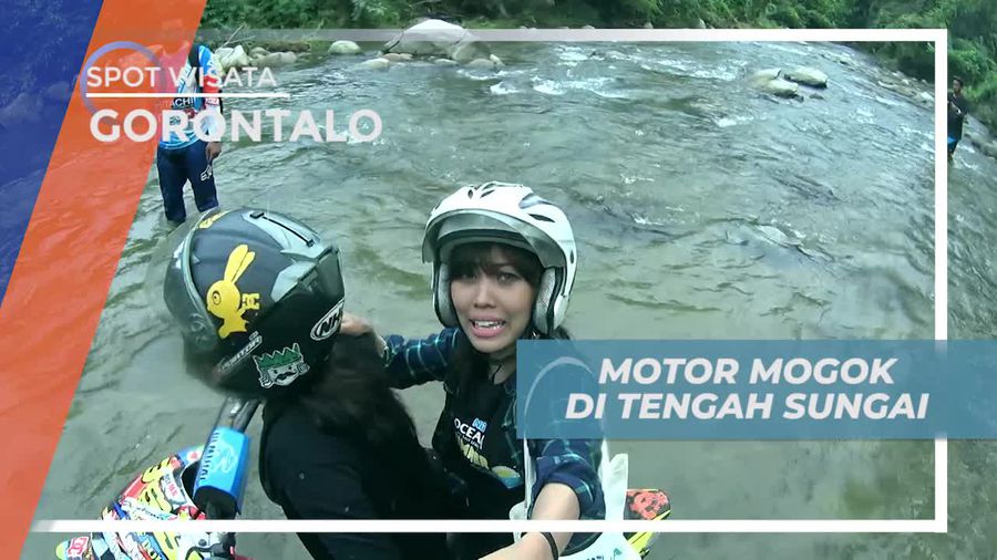 Momen Menegangkan Motor Mogok di Tengah Sungai, Gorontalo