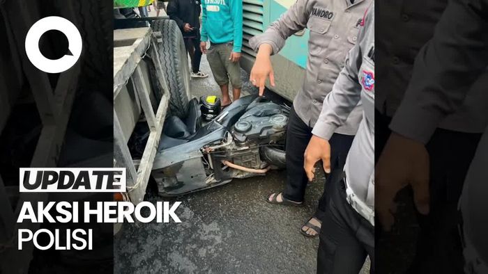 Momen Polisi di Kalbar Ganjal Bus Gagal Nanjak Pakai Motor Pribadi