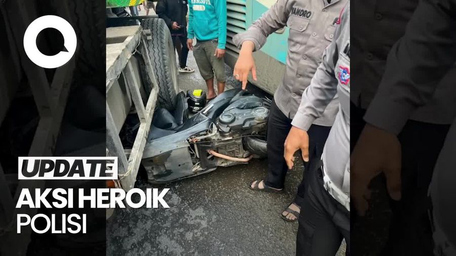 Momen Polisi di Kalbar Ganjal Bus Gagal Nanjak Pakai Motor Pribadi