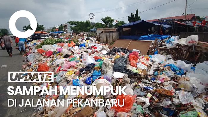 Pemandangan Miris Tumpukan Sampah Busuk di Jalanan Pekanbaru