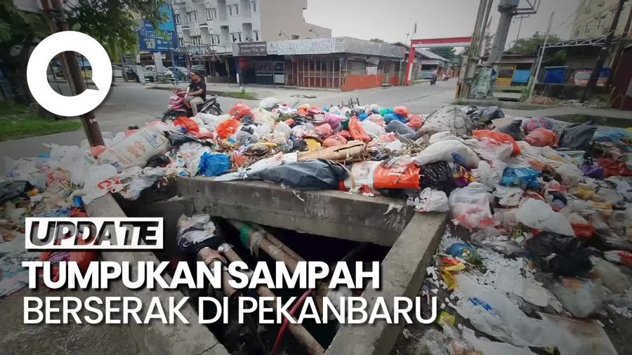 Penampakan Tumpukan Sampah Berserakan di Jalanan Pekanbaru