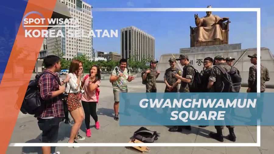 Melihat Patung Bersejarah di Gwanghwamun Square Seoul Korea Selatan