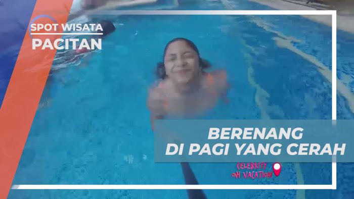 Bermain Floaties di Kolam Renang Penginapan Pacitan