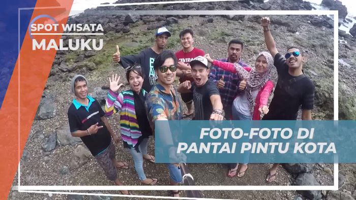 Mengabadikan Momen Dengan Berfoto di Pantai Pintu Kota Maluku