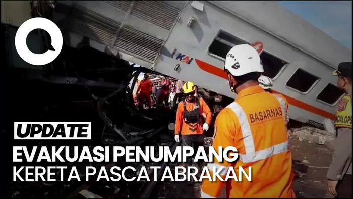Momen Evakuasi Penumpang KA Turangga dan KA Lokal Bandung