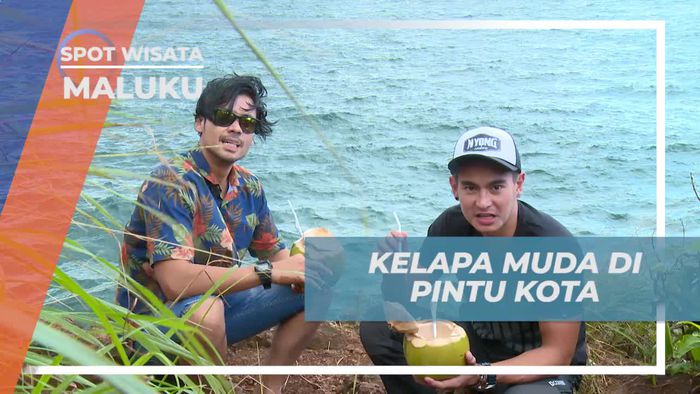 Menikmati Kesegaran Kelapa Muda di Tebing Pintu Kota Maluku