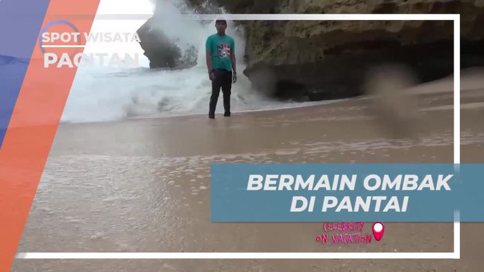 Merasakan Sensasi Bermain Ombak di Pantai Pacitan