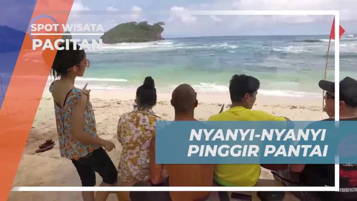 Bernyanyi Ria Mencipta Momen Berkesan di Tepi Pantai Pacitan