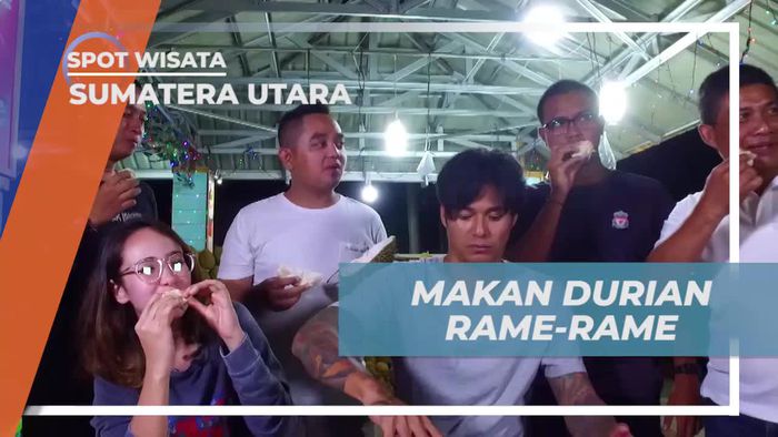 Beramai-ramai Menikmati Durian Medan Dengan Tekstur Daging Tebal 