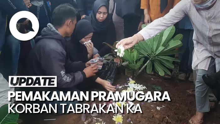 Tangis Keluarga Warnai Pemakaman Pramugara Korban Tabrakan Kereta