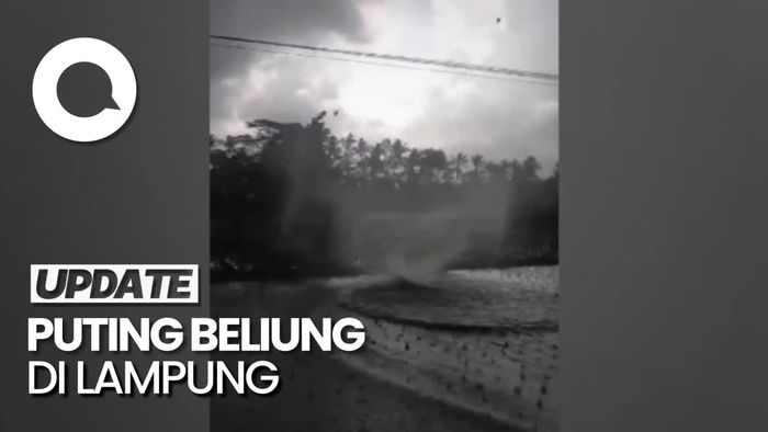 Detik-detik Angin Puting Rusak Permukiman Warga di Lampung