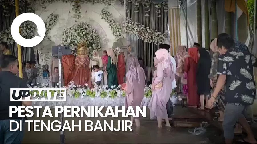 Pasangan Pengantin di Jambi Langsungkan Pernikahan di Tengah Banjir