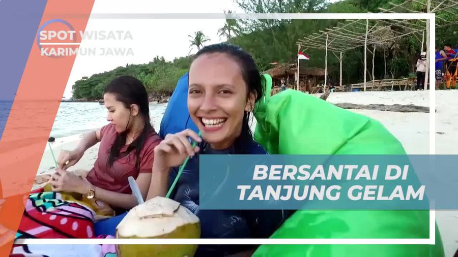 Bersantai Sambil Menikmati Kesegaran Kelapa Muda di Pantai Tanjung Gelam Karimun Jawa