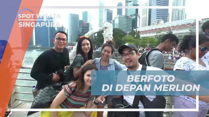 Berpose Keren Dengan Latar Merlion, Singapura 