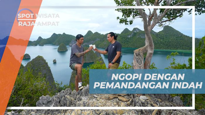 Bersantai Menikmati Segelas Kopi Hangat di Puncak Wayag, Raja Ampat