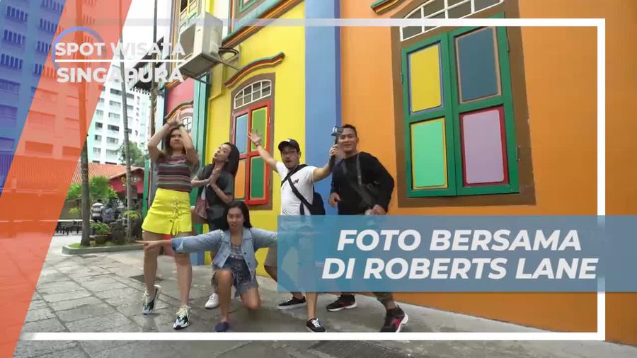 Foto Bersama di Roberts Lane Dengan Latar Warna-warni yang Cantik, Singapura 