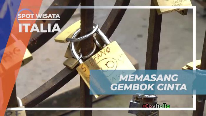 Momen Romantis Memasang Gembok Cinta di Italia