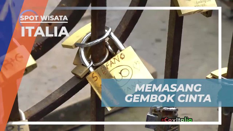 Momen Romantis Memasang Gembok Cinta di Italia