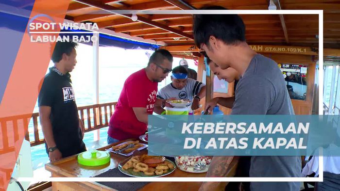 Menikmati Momen Kebersamaan di Atas Kapal, Labuan Bajo