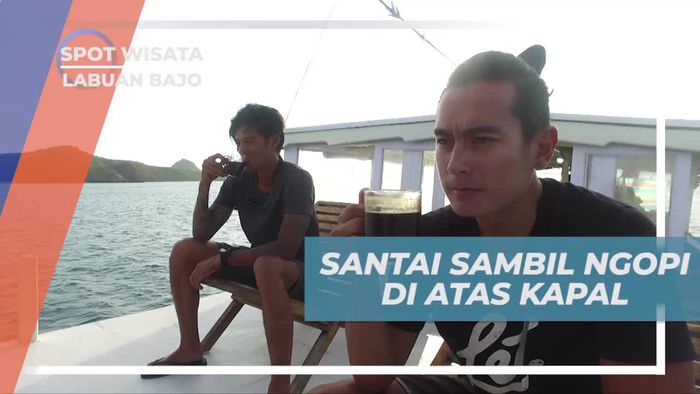 Seruput Hangat Kopi Nikmat di Atas Kapal Dalam Perjalanan Menuju Crystal Rock Labuan Bajo