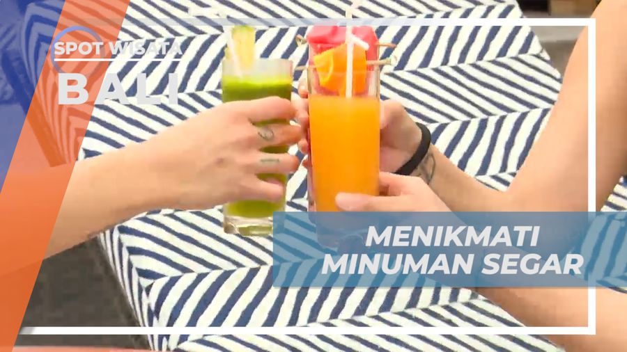 Bersantai Menikmati Minuman Segar di Pinggir Kolam Renang, Bali