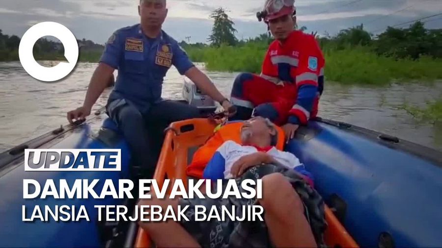 Momen Damkar Evakuasi Lansia Penderita Stroke yang Terjebak Banjir di Jambi
