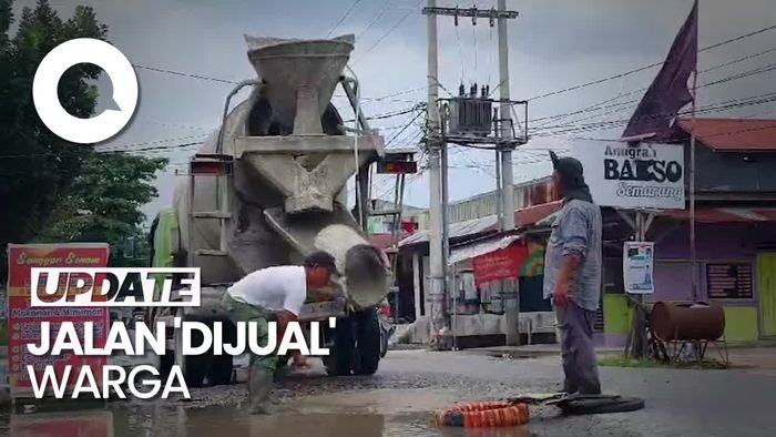Kala Warga hingga Pelajar SMK Perbaiki Jalan Rusak di Pekanbaru