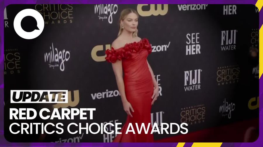Margot Robbie-Dua Lipa Merah Menyala di Red Carpet Critics Choice Awards