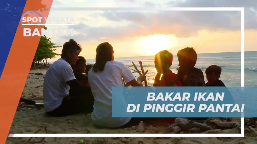 Bakar Ikan Hasil Tangkapan di Tepi Pantai Tanjung Lesung Banten