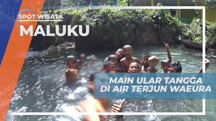Berbagi Keseruan Bareng Anak-anak Bermain Air Terjun di Air Terjun Waeura, Maluku