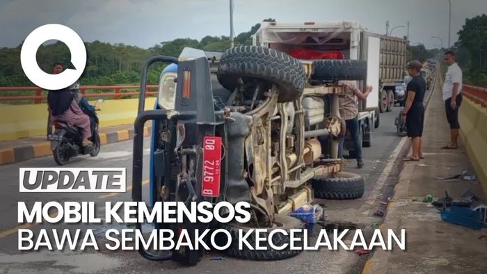 Mobil Kemensos yang Bawa Bantuan Korban Banjir Terbalik di Jambi