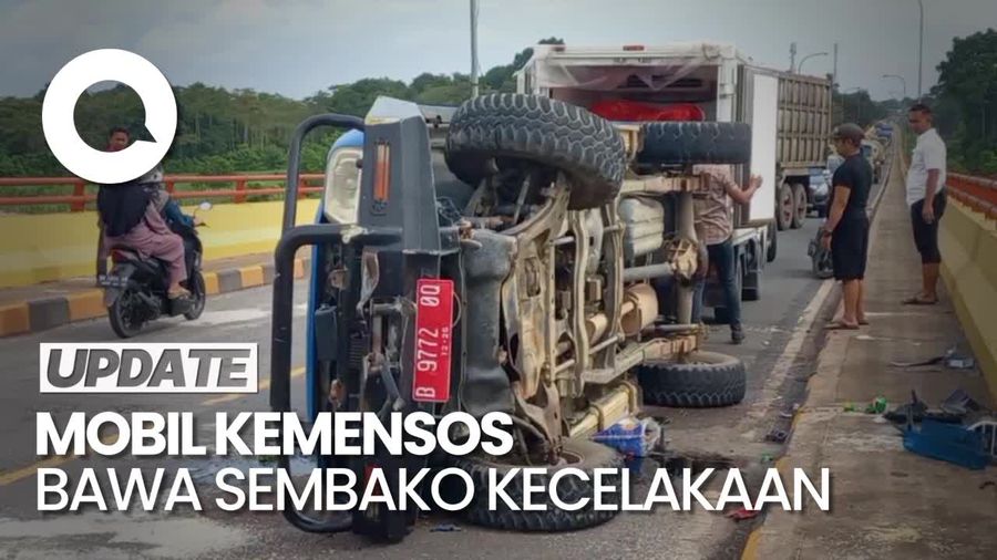Mobil Kemensos yang Bawa Bantuan Korban Banjir Terbalik di Jambi