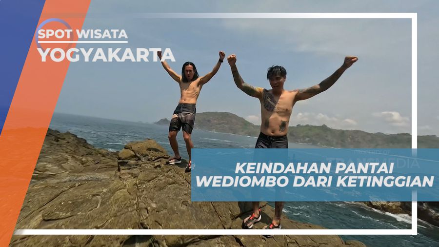 Menikmati Pesona Keindahan Alam Pantai Wediombo dari Atas Batu Karang, Yogyakarta