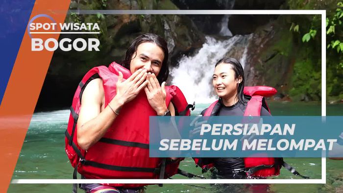 Memakai Pelampung Sebelum Melompat di Arus Deras Curug Cibulao Bogor
