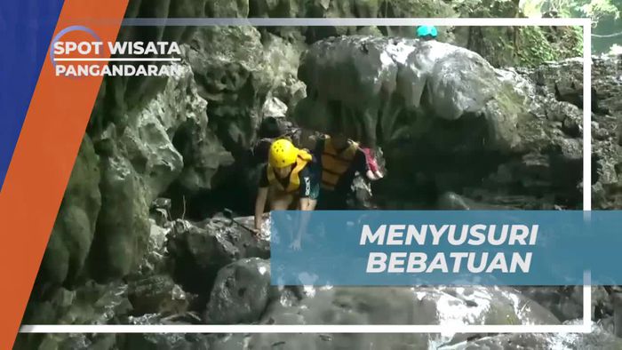 Melewati Sungai Dengan Bebatuan di Green Canyon Pangandaran 