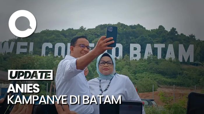 Gaya Anies Selfie di Monumen Welcome to Batam