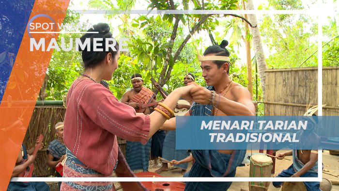 Berbagi Keceriaan Menari Ria Dengan Iringan Musik Khas Kampung Watublapi, Maumere